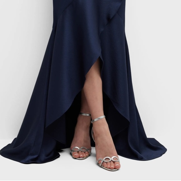 Manolo Blahnik Kamistra Metallic Circle Cutout Sandals (5) - Picture 4 of 14